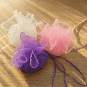 Un petit sac en organza rempli de perles de senteur