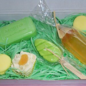 Fraîcheur menthe/citron, savon, sucette, crayon et cupcake à croquer… enfin à se laver ! Peau douce, parfum pétillant, sourire garanti. Attention, ça mousse ! Composition : Un savon parfum mojito à l’huile d’argan bio 100 % pur végétal Deux macarons mimosas Une sucette savon mojito Un crayon savon parfum citron Un fondant cupcake mojito - la boîte à envies