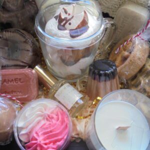 Coffret prêt à offrir composé de savons bio /bougie en cire végétale et artisanale/chantilly de douche "l'atelier du coeur en fête" - la boîte à envies