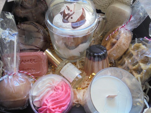 Coffret prêt à offrir composé de savons bio /bougie en cire végétale et artisanale/chantilly de douche "l'atelier du coeur en fête" - la boîte à envies