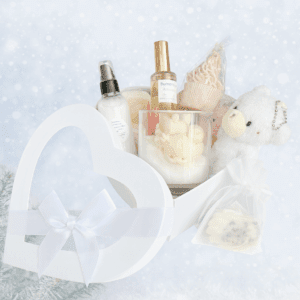 Un coffret en forme de coeur regroupant une bougie artisanales "petit renne chute à ski", une crème bio au lait d'ânesse et des savons gourmands
