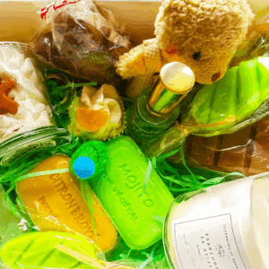 Un coffret qui évoque la fête entre amis avec des plaisirs saints et bio à base de savons gourmands et de bougies bio et artisanales, sans oublier le petit porte-bonheur "l'ourson des beaux jours" - la boîte à envies