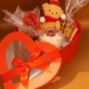 Coffret en forme de coeur avec bougie artisanale et savonnerie accompagné de l'ourson des beaux jours "Eclat de douceur" - la boîte à envies