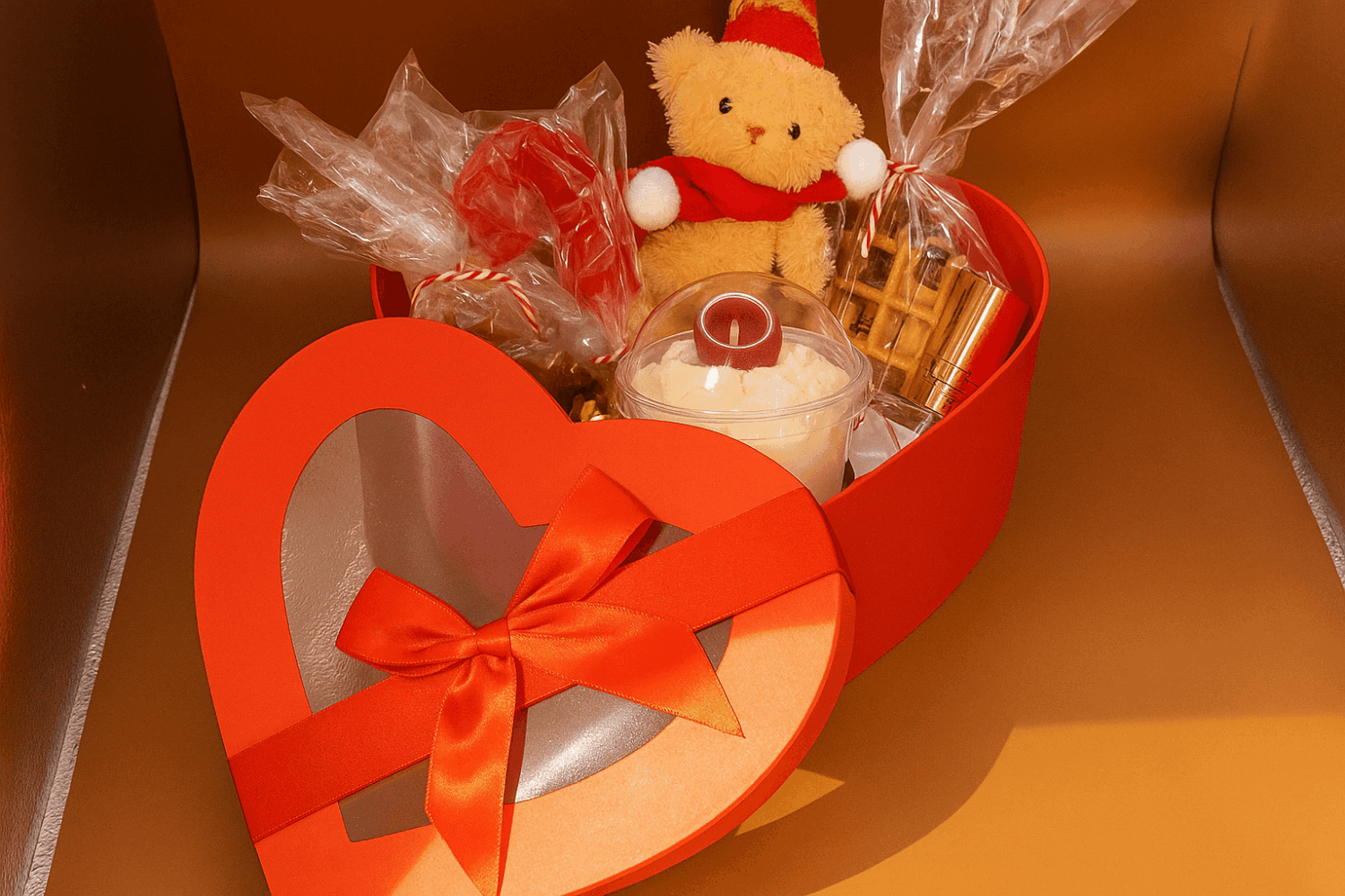 Coffret en forme de coeur avec bougie artisanale et savonnerie accompagné de l'ourson des beaux jours "Eclat de douceur" - la boîte à envies