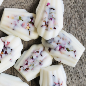 Fondant de cire madeleine senteur bois de roses (avec pétales)