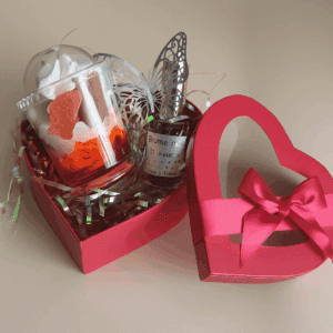 Coffret en forme de coeur avec bougie artisanale parfum orange/cannelle et brume d'oreiller "le délicat" - la boîte à envies