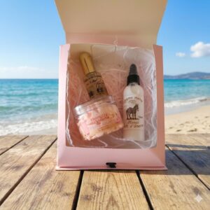 Coffret idéal pour un rituel beauté de plage composé d'une chantilly de douche parfum jour de plage, une crème mains au lait d'ânesse parfum monoï et une huile scintillante hydratante pailletée.